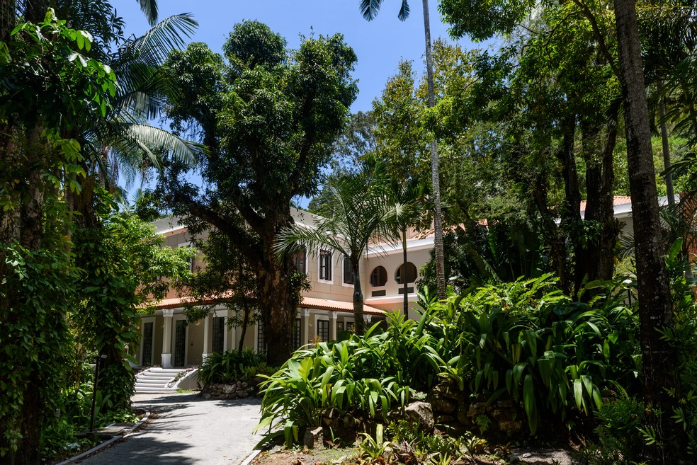 A large palace of 2,000 square meters located in a protected area of ​​the Atlantic Forest – Photography: Hermes de Paula