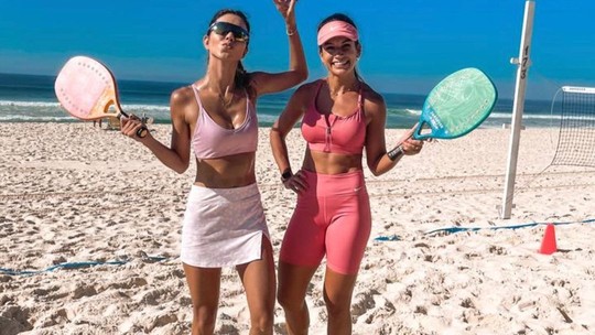 Nora de Tite e mulher de Everton Ribeiro, do Flamengo, são amigas e parceiras de beach tennis