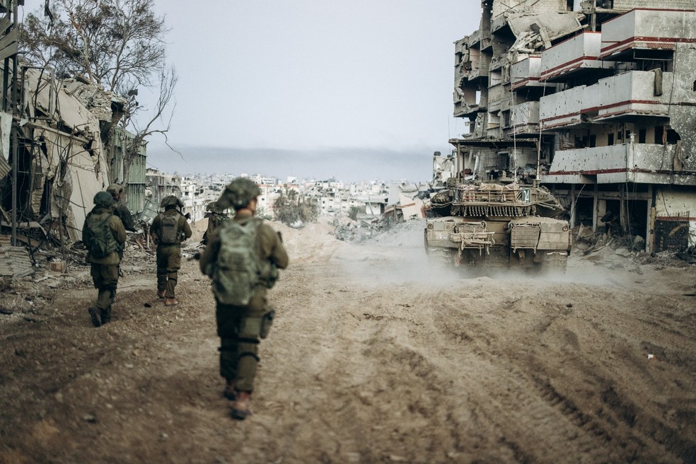 Imagem divulgada pelo Exército de Israel em 1º de janeiro de 2024 mostra soldados israelenses operando na Faixa de Gaza — Foto: Exército de Israel / AFP