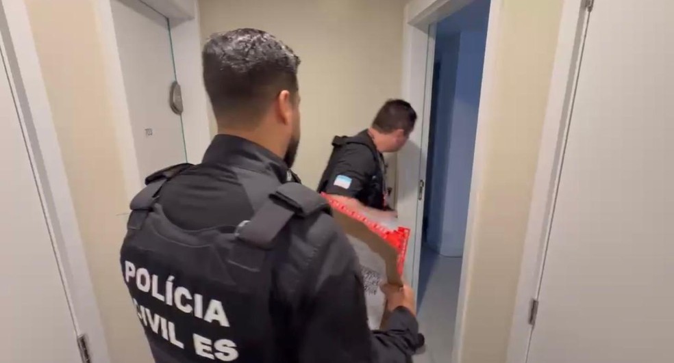 Agentes chegam ao apartamento do jogador David Corrêa — Foto: Polícia Civil/Divulgação
