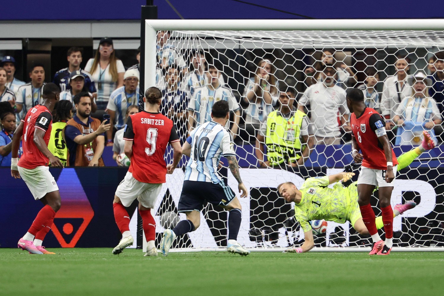 Após perder pênalti, Messi marca para Argentina e vira o maior artilheiro da história das Copas
