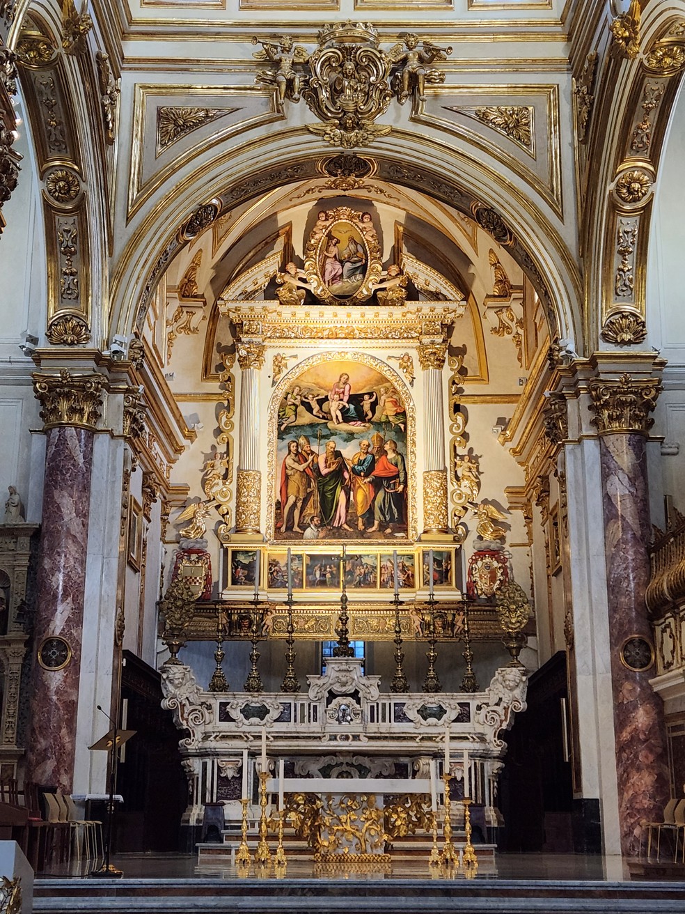 Interior do Duomo de Matera, na Itália — Foto: Renata Izaal