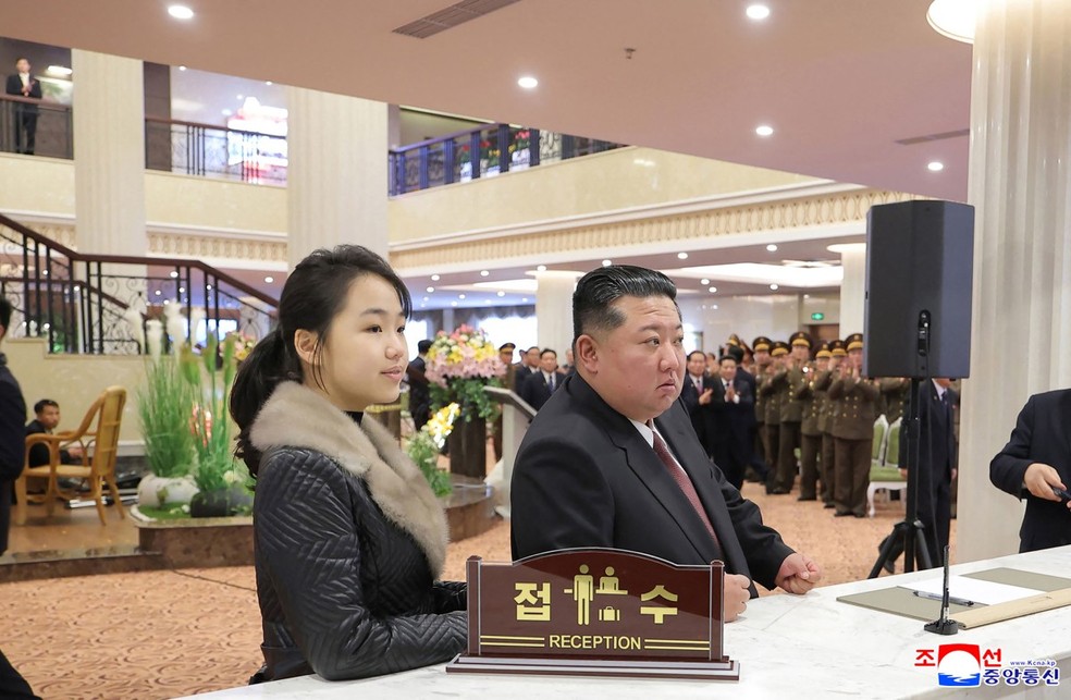 Kim Jong-un e a filha, Ju-ae — Foto: STR/KCNA VIA KNS/AFP