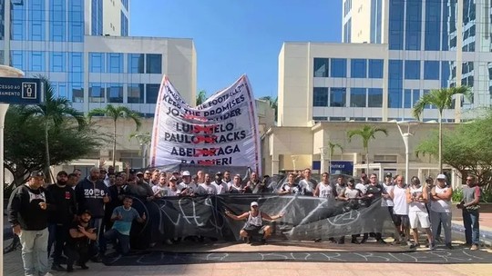 Torcidas organizadas do Vasco cessam protestos até clássico contra o Flamengo