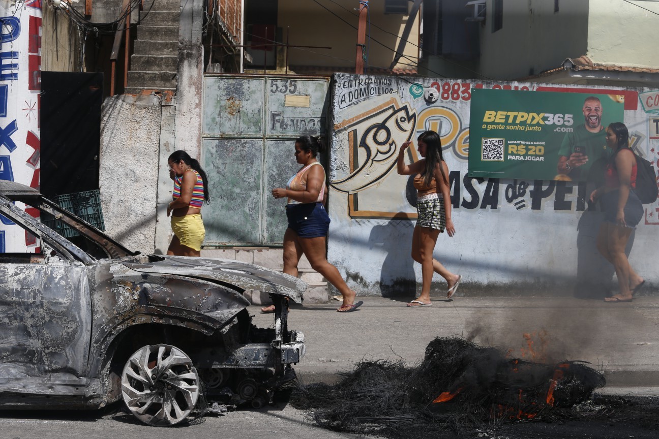 Na foto, retirada de barricadas na Rua Canitar. — Foto: Fabiano Rocha / Agência O Globo