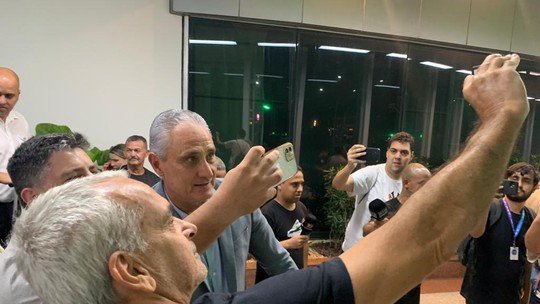 Tite desembarca no Rio em meio a negociação com Flamengo