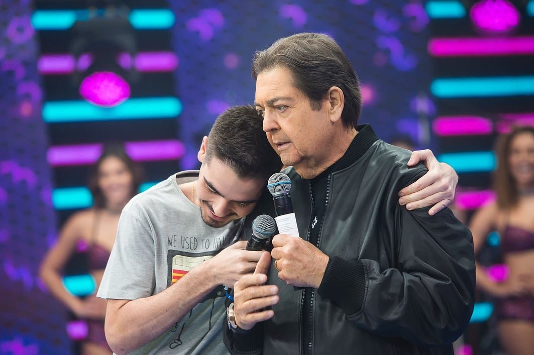 Faustão e o filho, João Guilherme, no palco do 'Faustão na Band' — Foto: Reprodução/Instagram