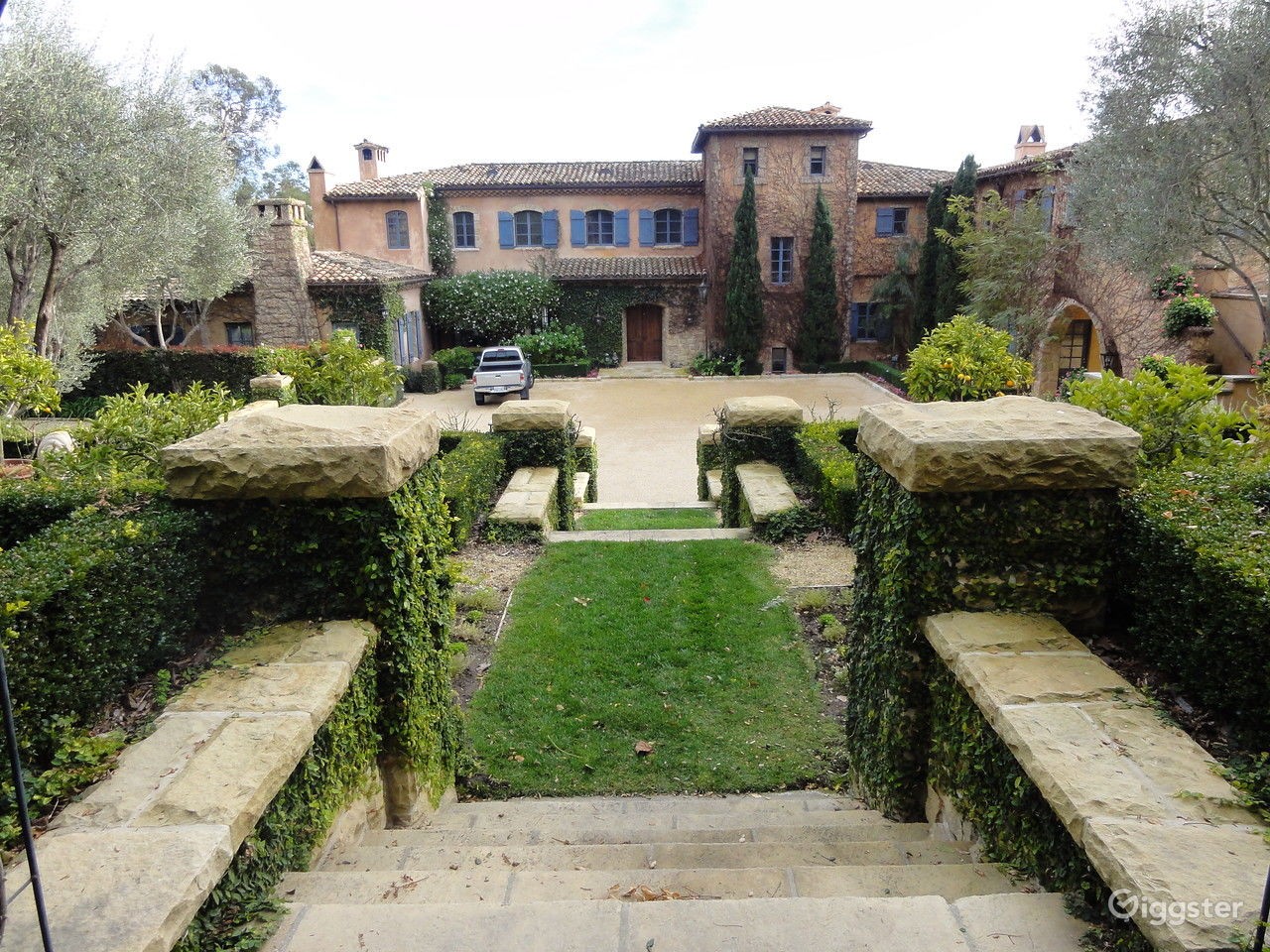 Em 2020, a mansão Montecito na Califórnia, de Harry e Meghan, foi listada para aluguel a US$ 700 por hora para sessões de fotos e videoclipes — Foto: Giggster / Divulgação