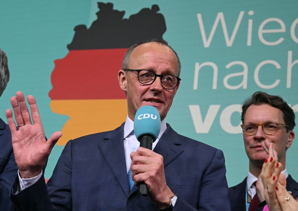 Friedrich Merz, líder do CDU, fala com apoiadores após divulgação dos primeiros resultados das urnas — Foto: Odd Andersen/AFP