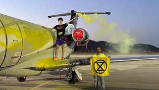 Ativistas do grupo ambientalista 'Futuro Vegetal' são presos após 'tingirem' jato de luxo no aeroporto de Ibiza — Foto: Divulgação/Futuro Vegetal