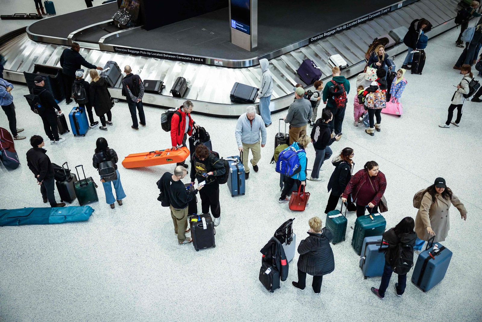 Passageiros aguardam no Aeroporto Internacional de Newark, em Nova Jersey — Foto: kena betancur / AFP