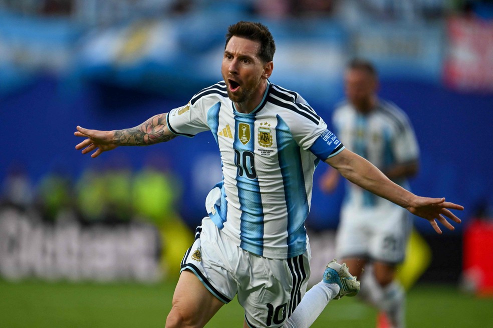 Lionel Messi se tornou o maior artilheiro em Copas do Mundo ao lado de Miroslav Klose após hat-trick contra a Argélia nesta terça-feira — Foto: Roberto Schmidt/AFP