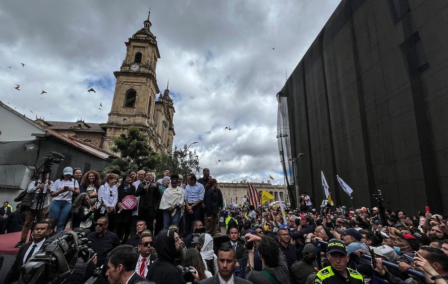Gustavo Petro fala com apoiadores durante manifestação pró-governo em Bogotá.