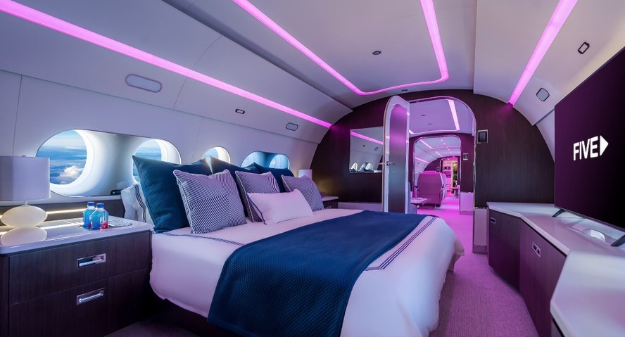 O avião da Five tem um quarto com uma cama king-size e luzes LED