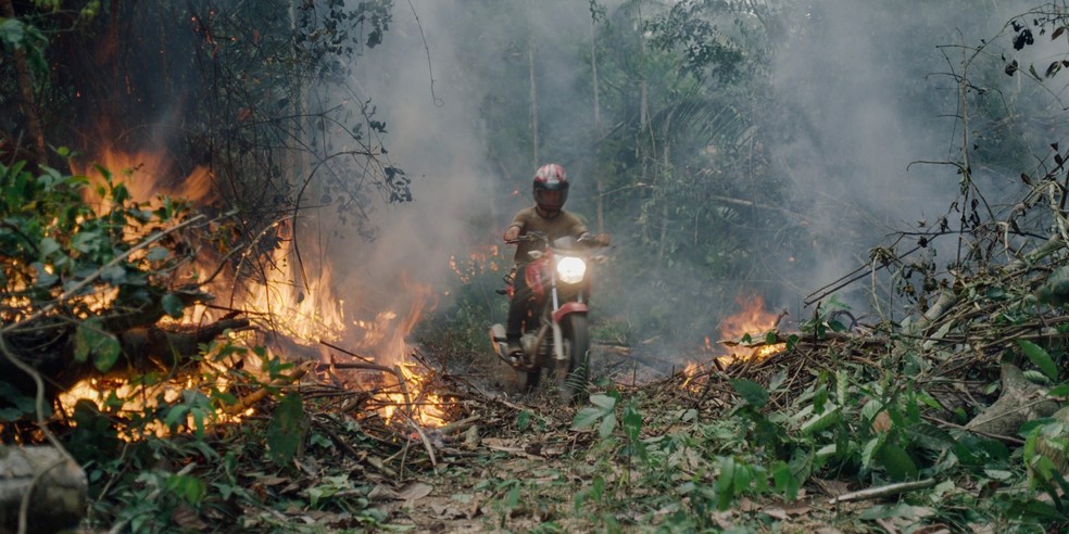 'O território' registra queimadas ilegais na amazônia Amazon Land Documentary — Foto:         