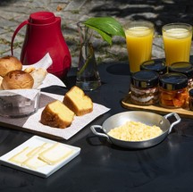 Com de café da manhã clássico no Metiers(R$ 146) com frutas, pães, iogurte, bolo — Foto: Guito Moreto