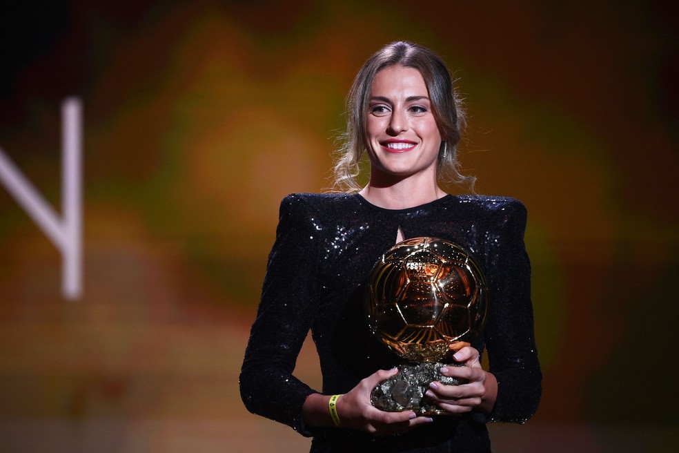 Alexia Putellas recebe prêmio Bola de Ouro — Foto: FRANCK FIFE/AFP