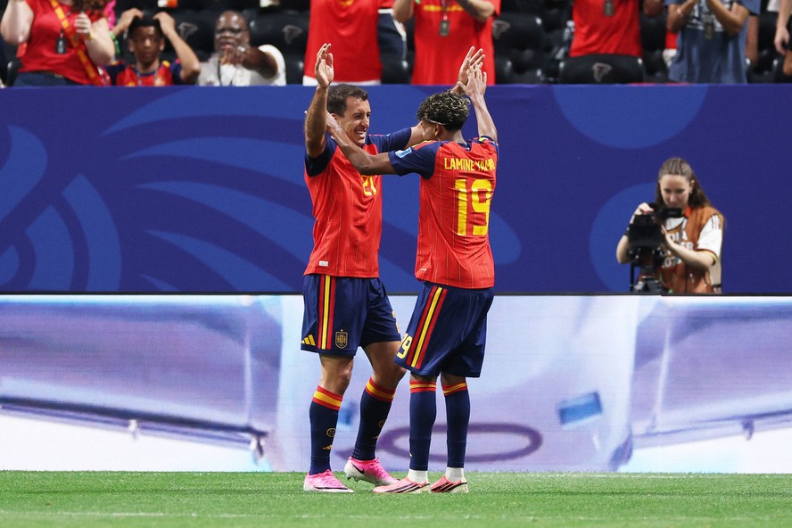 Oyarzabal e Lamine Yamal comemoram um dos gols da vitória da Espanha por 4 a 0 contra a Arábia Saudita pela Copa do Mundo