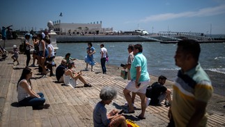 População no Cais das Colunas, junto ao Rio Tejo, em Lisboa: capital portuguesa foi apontada como destino mais popular na Europa para expatriados neste momento. — Foto: Carlos Costa/AFP/28-5-2022