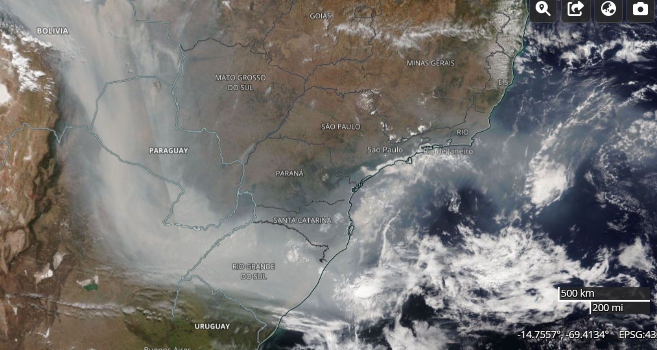 O caminho da fumaça até chegar ao Sul e Sudeste, em registro às 13h41 deste sábado (7) — Foto: Reprodução / Satélite NOAA-21 (EUA)