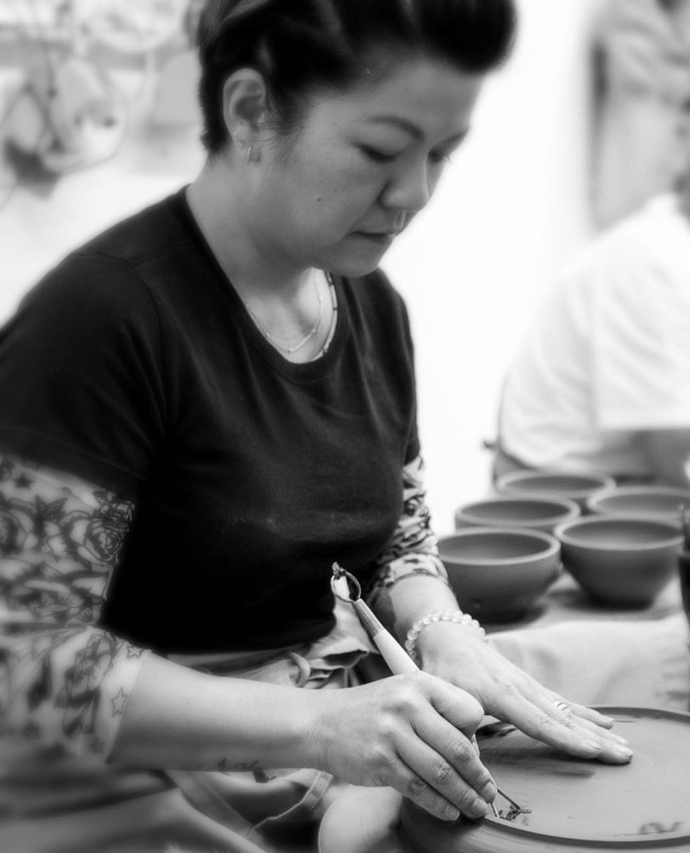 A artista Naoko Nagahama — Foto: Reprodução @ceramica_naoko