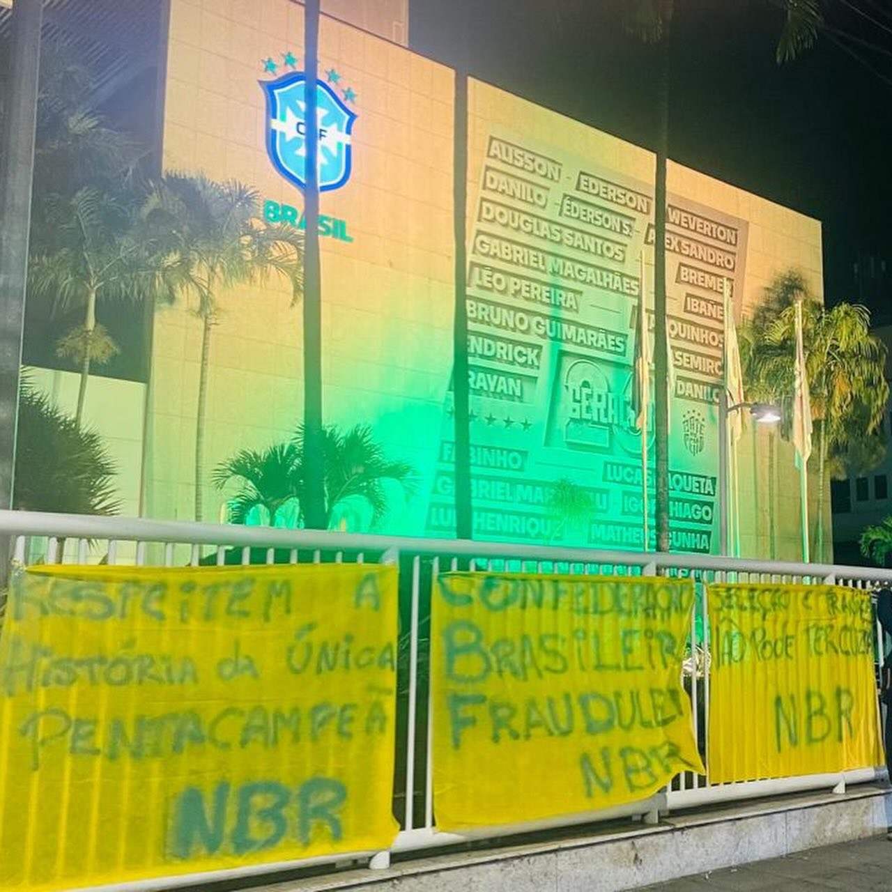 Sede da CBF tem protestos após eliminação do Brasil na Copa: 'Respeitem a história da única pentacampeã'