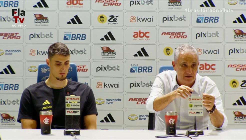 Tite com seu filho e auxiliar Matheus Bachi na entrevista coletiva após o empate contra o Vasco — Foto: Reprodução