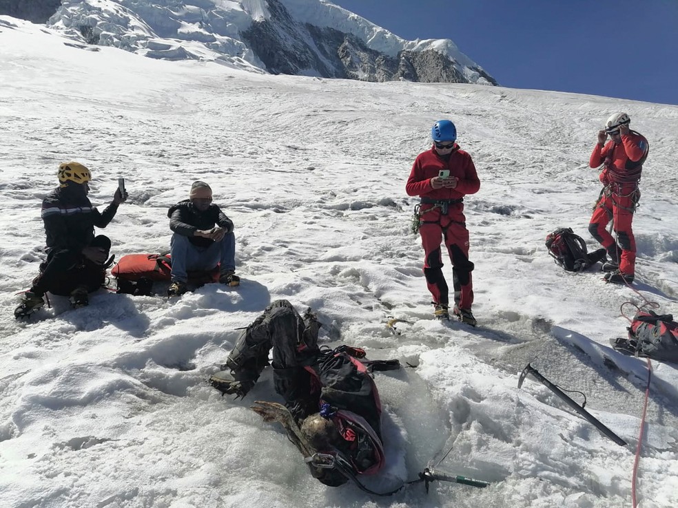 William Stampfl, que desapareceu há 22 anos enquanto escalava uma montanha com mais de 6.700 metros de altitude no Peru foi encontrado mumificado e com suas vestimentas em bom estado — Foto: Peruvian National Police/AFP