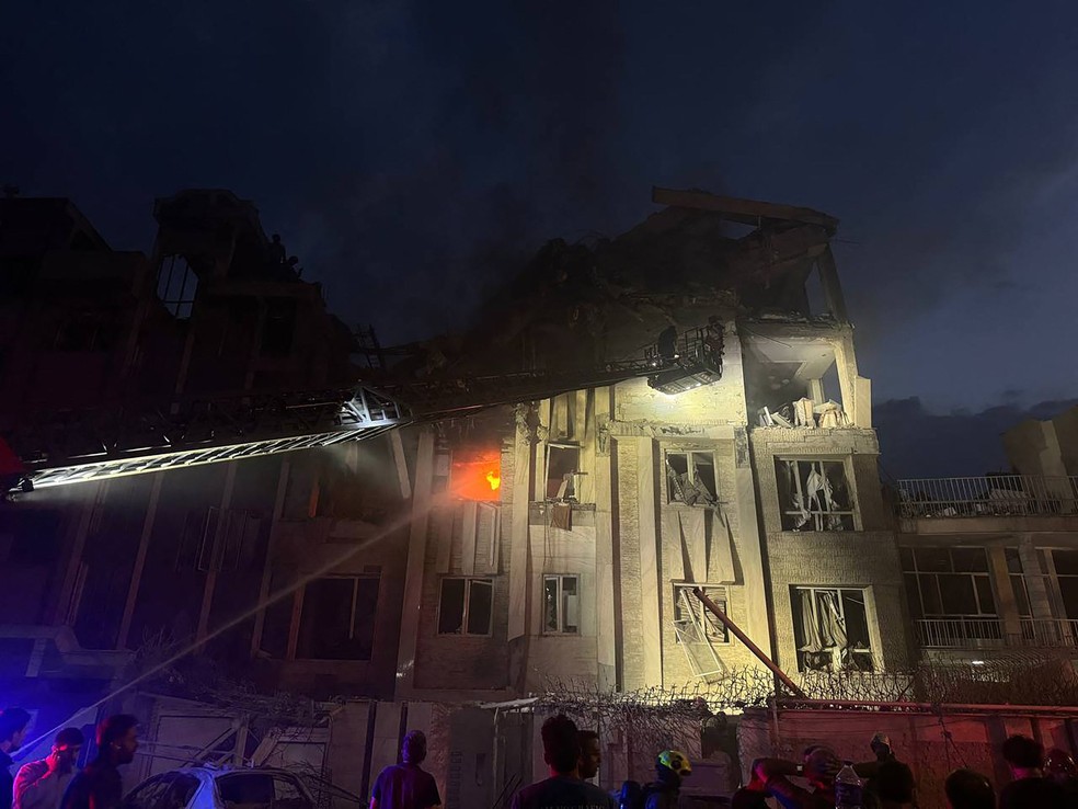 Prédio em Teerã atingido por bombardeio israelense — Foto: SEPAH NEWS / AFP