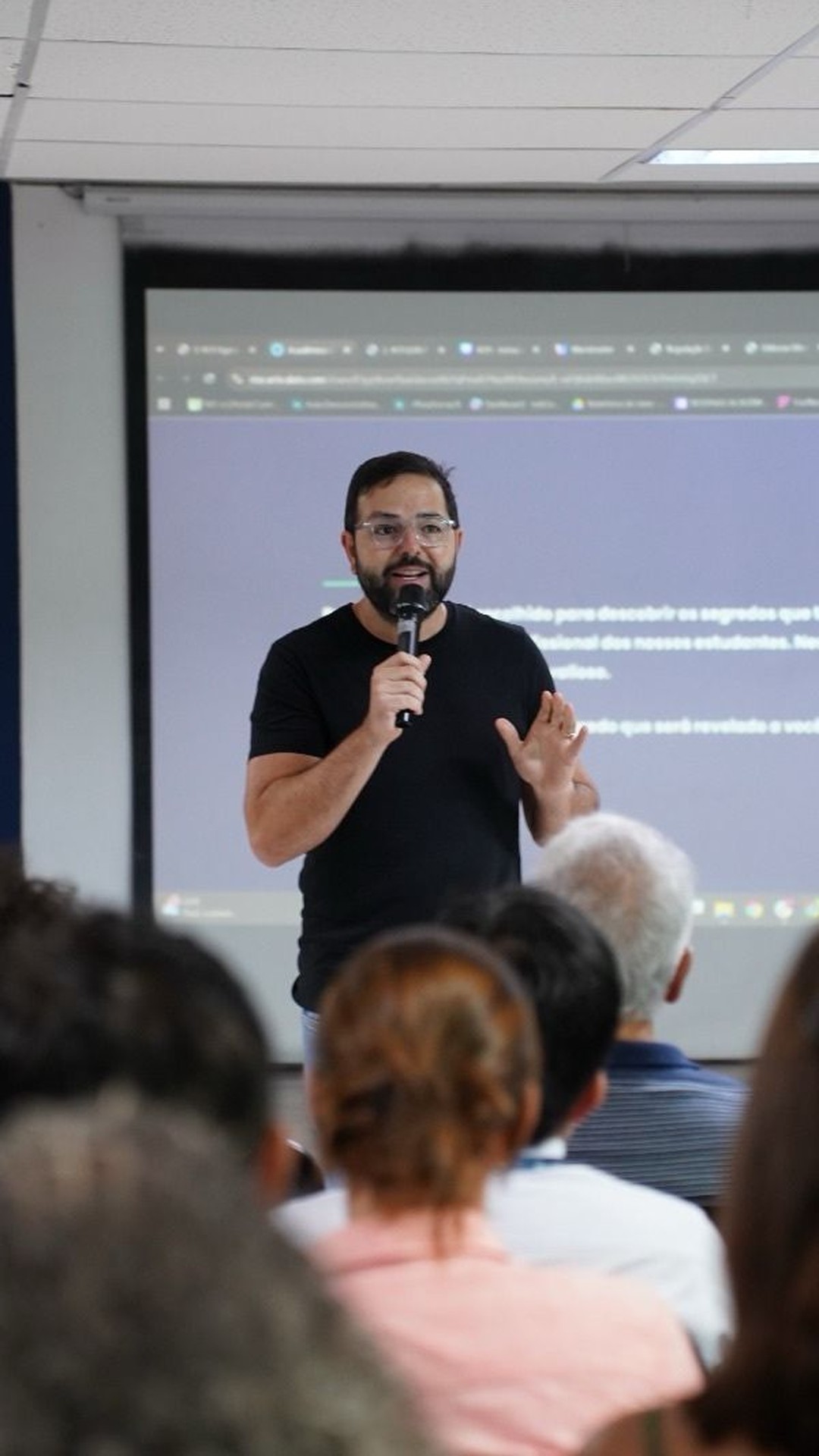 Dias antes de acidente de avião, fazendeiro se filmou deixando filho de 11  anos pilotar enquanto bebia; vídeo