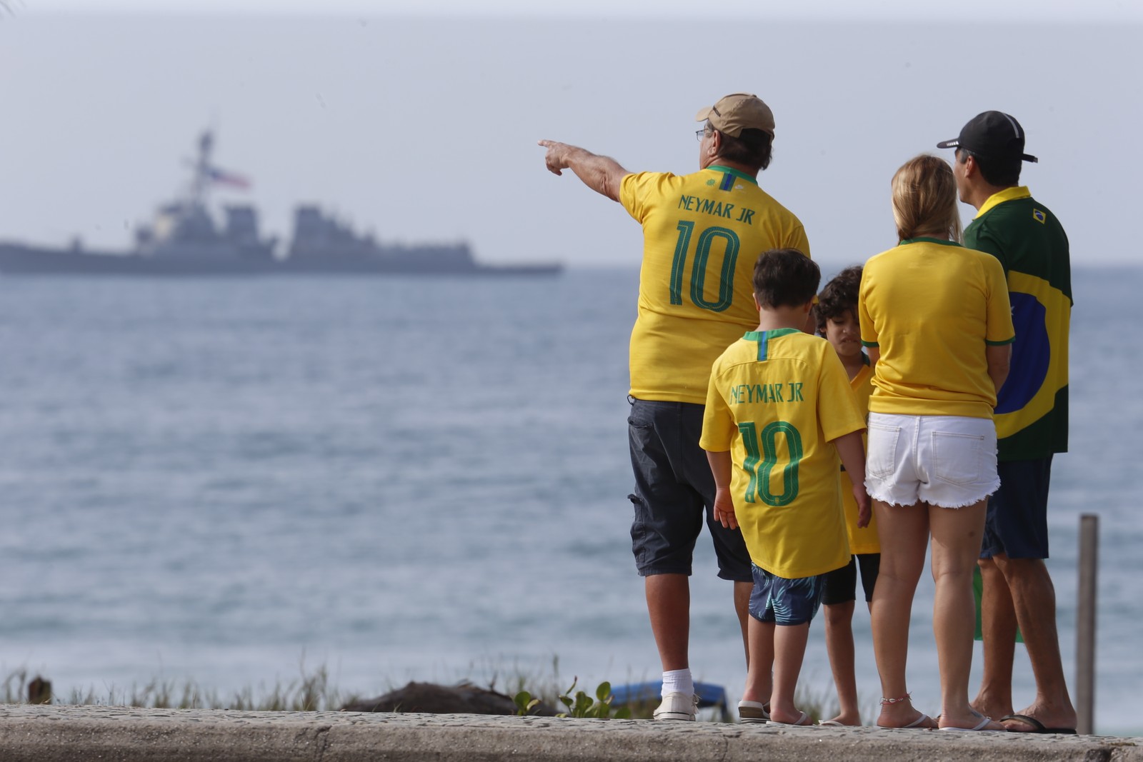 Público assiste à parada naval, com saída do Recreio, no Rio  — Foto: Fabiano Rocha