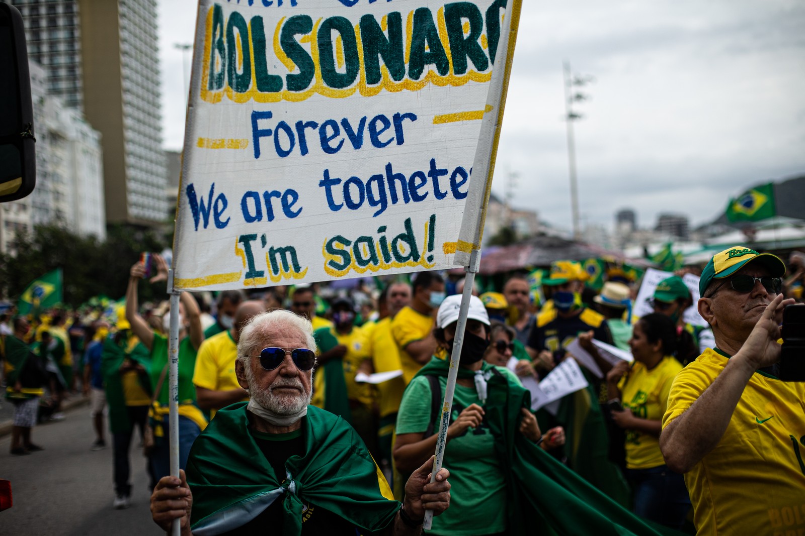 Bolsonarista ergue faixa em inglês com erros ortográficos na Praia de Copacabana, onde Bolsonaro prometeu desfile militar no Sete de Setembro de 2022 — Foto: Aloisio Mauricio/Fotoarena/Agência O Globo