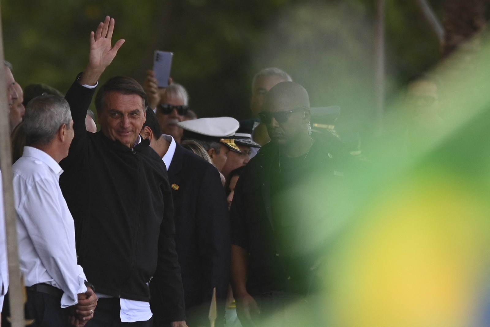 Bolsonaro acena para apoiadores no Rio: depois, ele discurso sobre trio elétrico — Foto: André Borges/AFP