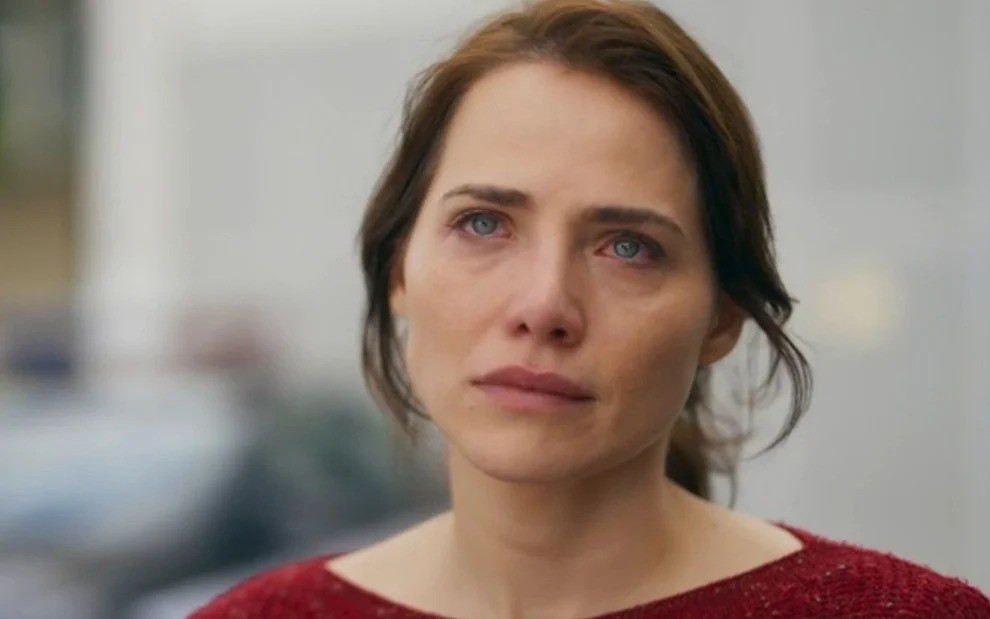 Adriana inicia sua vingança na novela Quem ama cuida