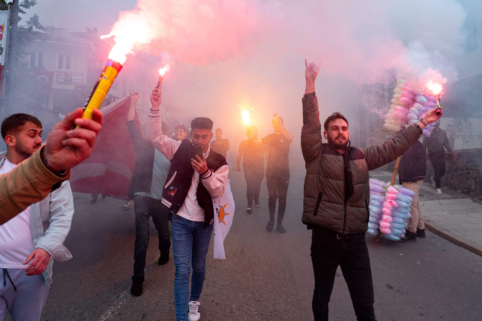 Apoiadores do AKP comemoram após os primeiros resultados no dia do segundo turno presidencial em Istambul. — Foto: Umit Turhan Coskun / AFP