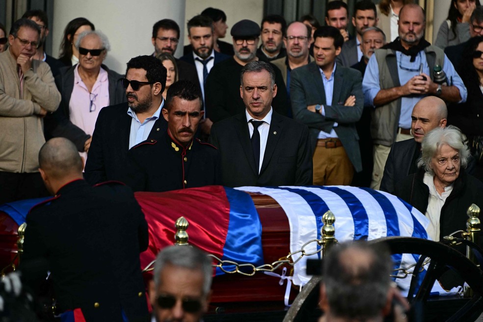 O presidente do Uruguai, Yamandú Orsi, ao lado do caixão de Pepe Mujica — Foto: Pablo Porciuncula/AFP