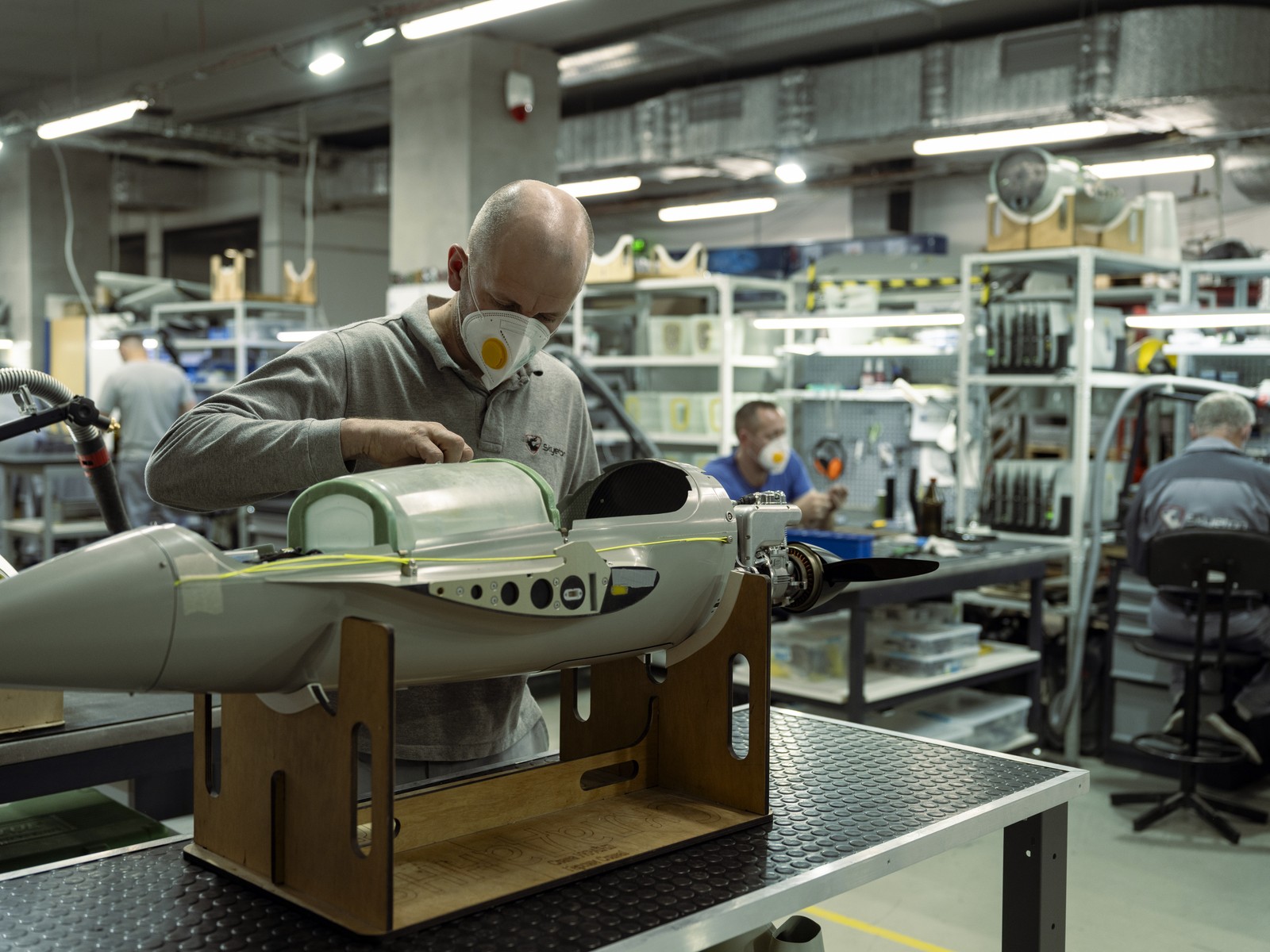 Instalações de manufatura da Skyeton, empresa ucraniana que fabrica drones de longo alcance com sistemas automatizados para voar — Foto: Sasha Maslov/The New York Times