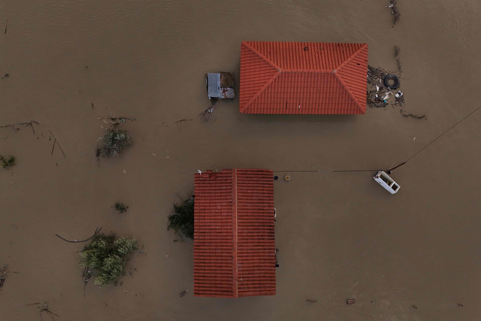 À medida que as águas da enchente descem em direção ao mar, há receios de que, tal como em tempestades anteriores, os resíduos sejam despejados no Adriático e possam ser transportados pelas correntes para outros países — Foto: Adnan Beci/AFP