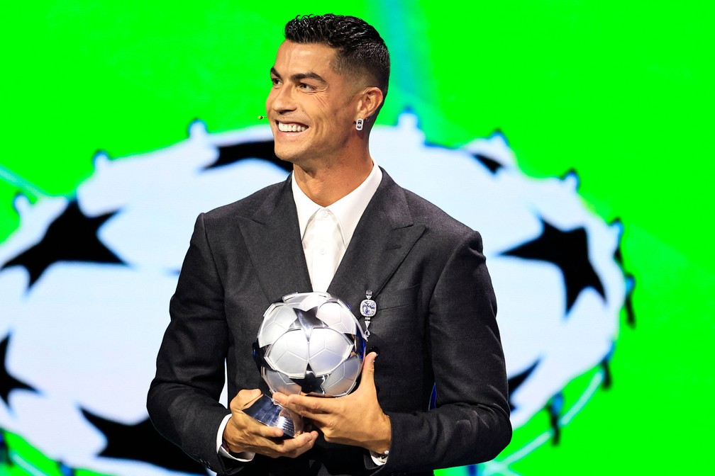 Cristiano Ronaldo com prêmio que recebeu da Uefa — Foto: Valery HACHE / AFP