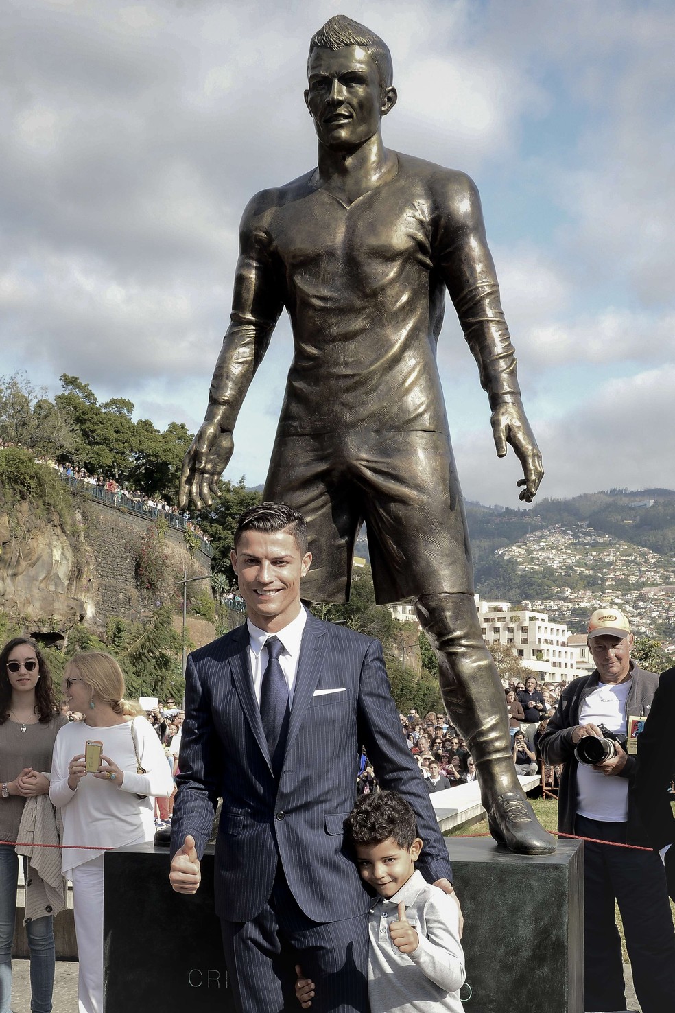 Cristiano Ronaldoe seu filho na inauguração de sua estátua em Funchal, Ilha da Madeira, em dezembro de 2014 — Foto: AFP PHOTO / GREGORIO CUNHA