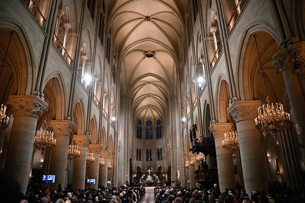 Notre-Dame de Paris: fieis comparecem à tradicional missa de véspera de Natal, primeira desde o incêndio de 2019 — Foto: AFP/Julien Rosa