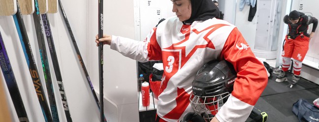 Hóquei no gelo ganhou popularidade no Irã graças à equipe feminina, campeã asiática em 2024 — Foto: Atta Kenare/AFP