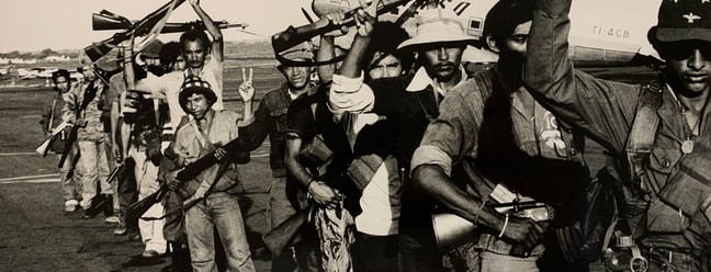 No aeroporto de Manágua, na Nicarágua, guerrilheiros sandinistas comemoram a renúncia e fuga do ditador Anastasio Somoza, em julho de 1979 — Foto: Pedro Martinelli