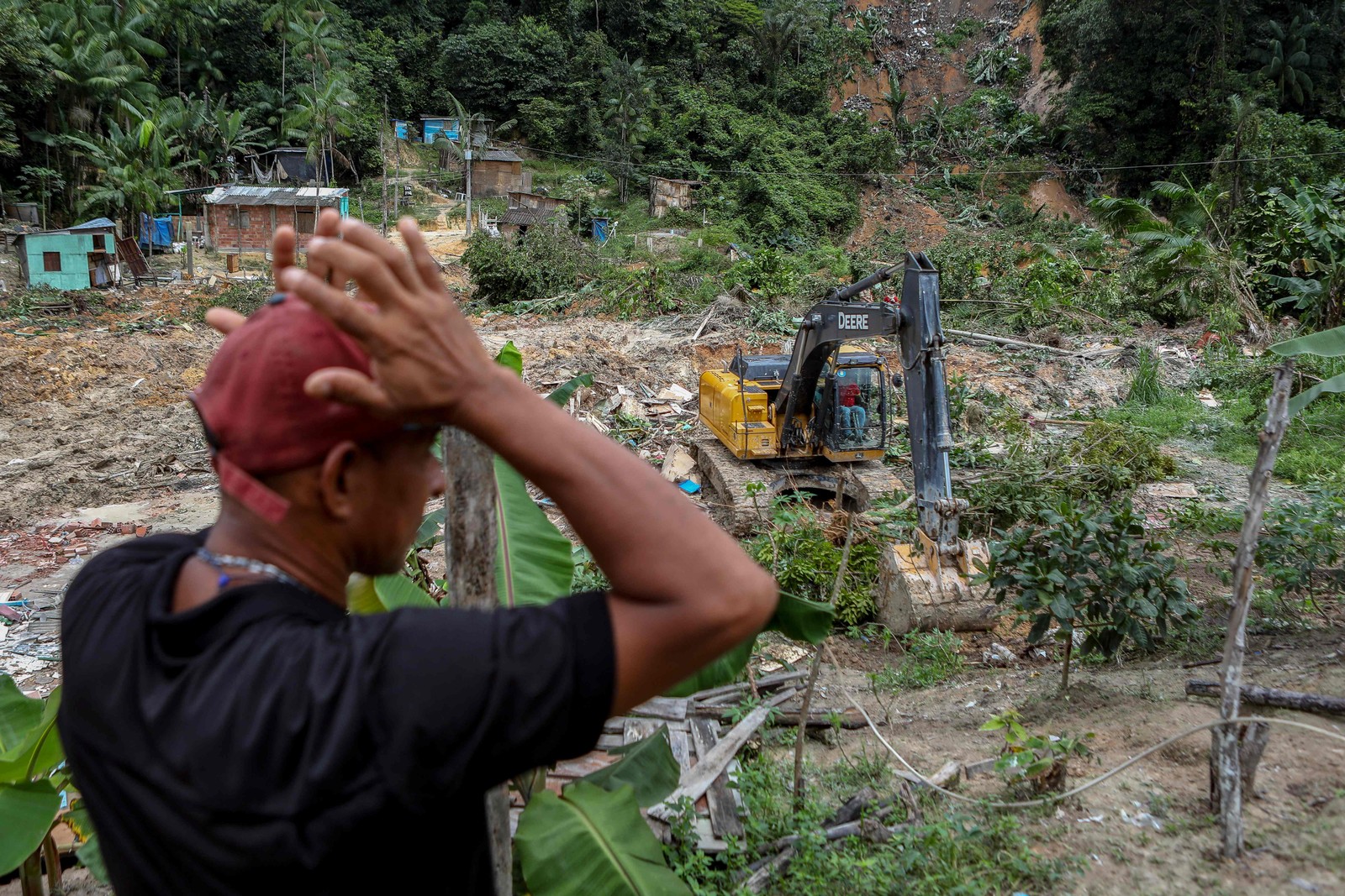 Morador do bairro Jorge Teixeira assiste à destruição causada por deslizamento de terra no domingo, em Manaus, estado do Amazonas — Foto: MICHAEL DANTAS/AFP