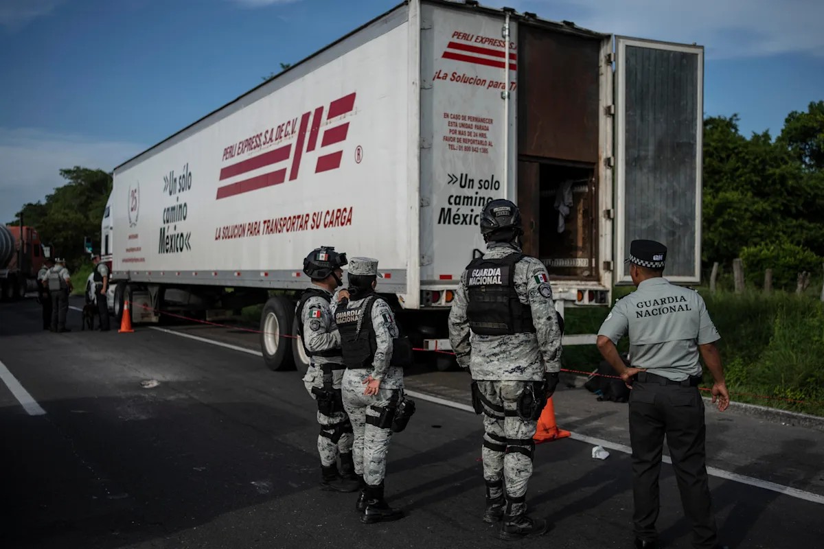 Mais de 200 migrantes são resgatados de caminhão no México após pedidos de socorro
