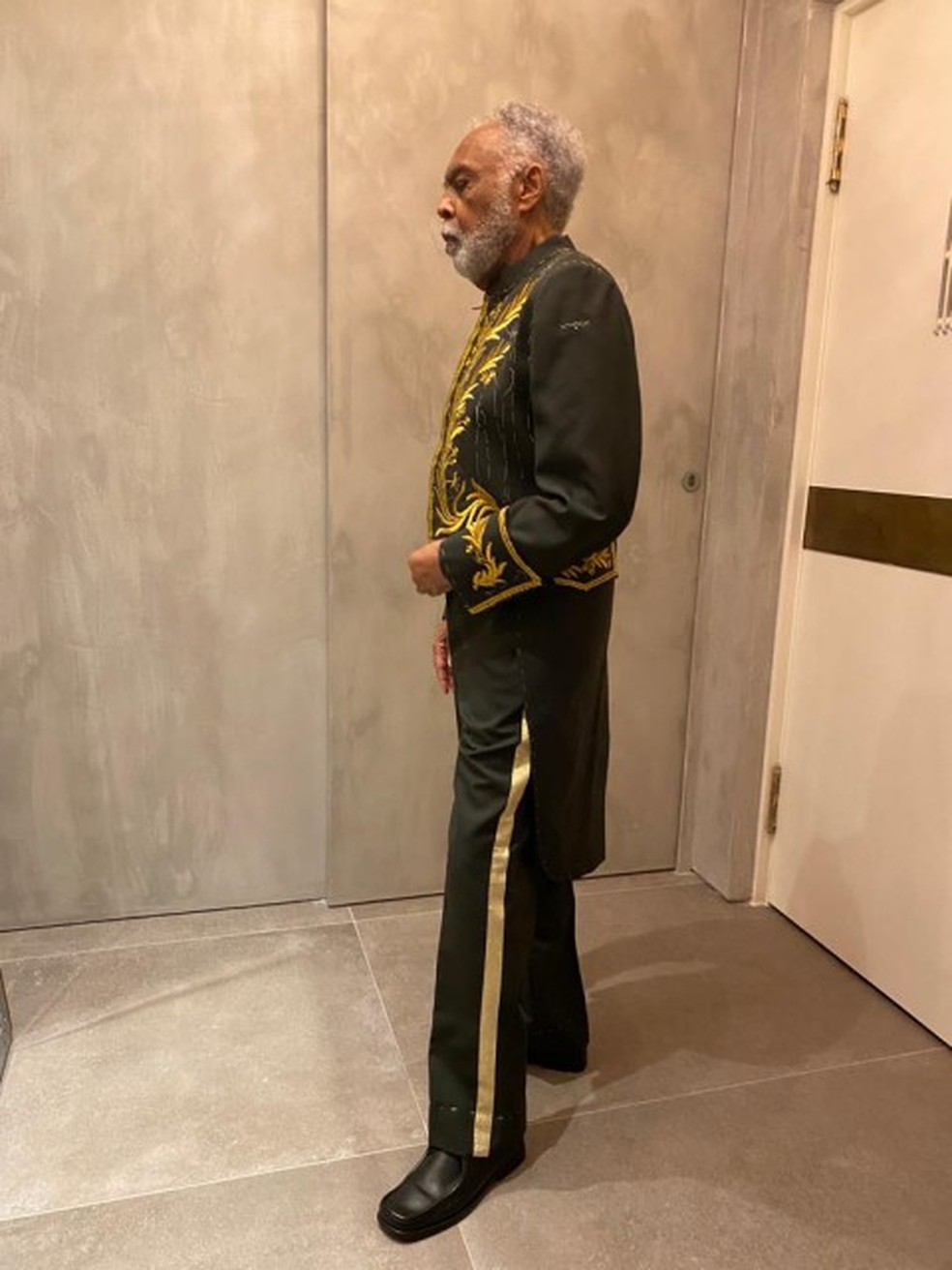 Gilberto Gil experimenta o fardão de imortal — Foto: Divulgação