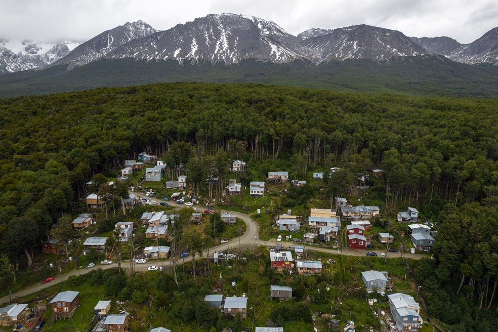 Um bairro improvisado surge no meio do bosque aos pés das montanhas que cercam Ushuaia, no extremo sul da Argentina — Foto: Victor Moriyama/The New York Times