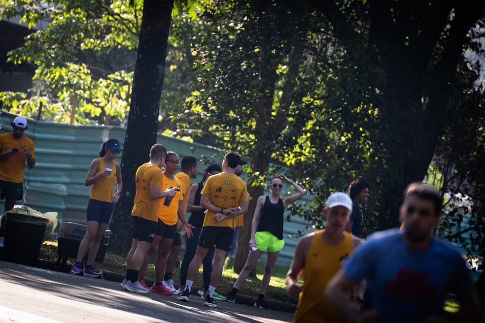 Segundo a Urbia, assessorias de corrida usam o espaço público como centro de treinamento: exploração comercial do espaço público — Foto: Maria Isabel Oliveira / O Globo.