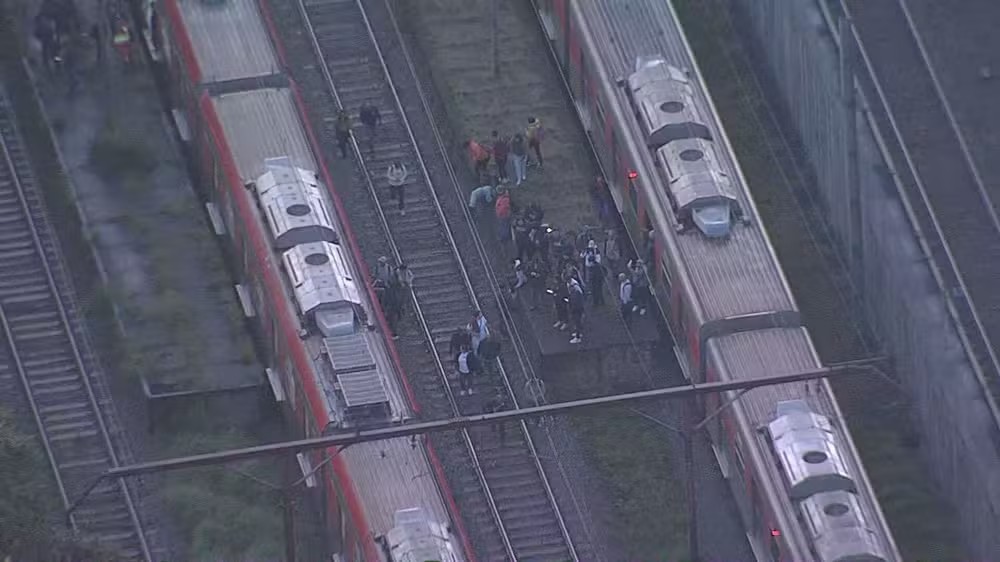 Caos no transporte de SP: incêndio em trem obrigou pessoas a deixar vagões e seguir pelos trilhos; veja vídeos