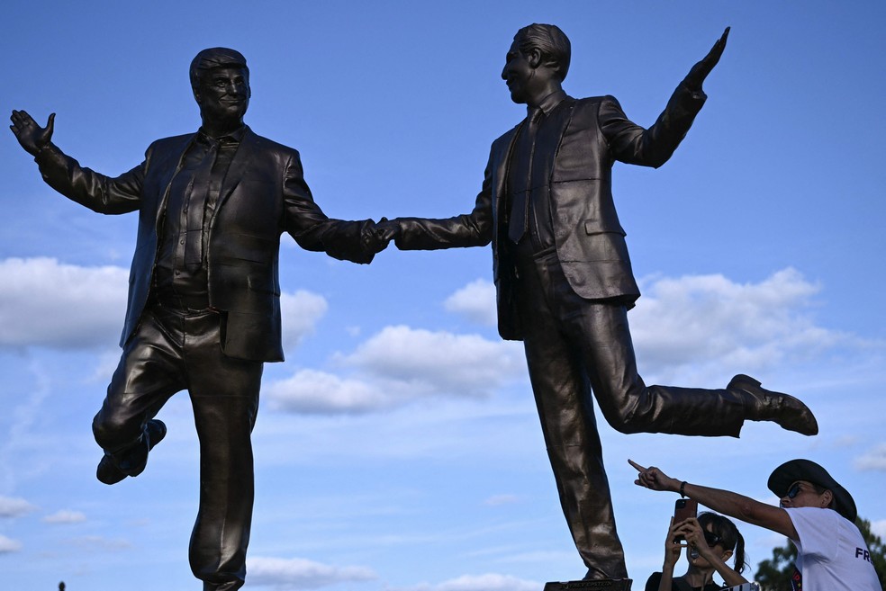 Estátua de Trump e Epstein de mãos dadas é reinstalada perto do Capitólio — Foto: Brendan Smialowski/AFP